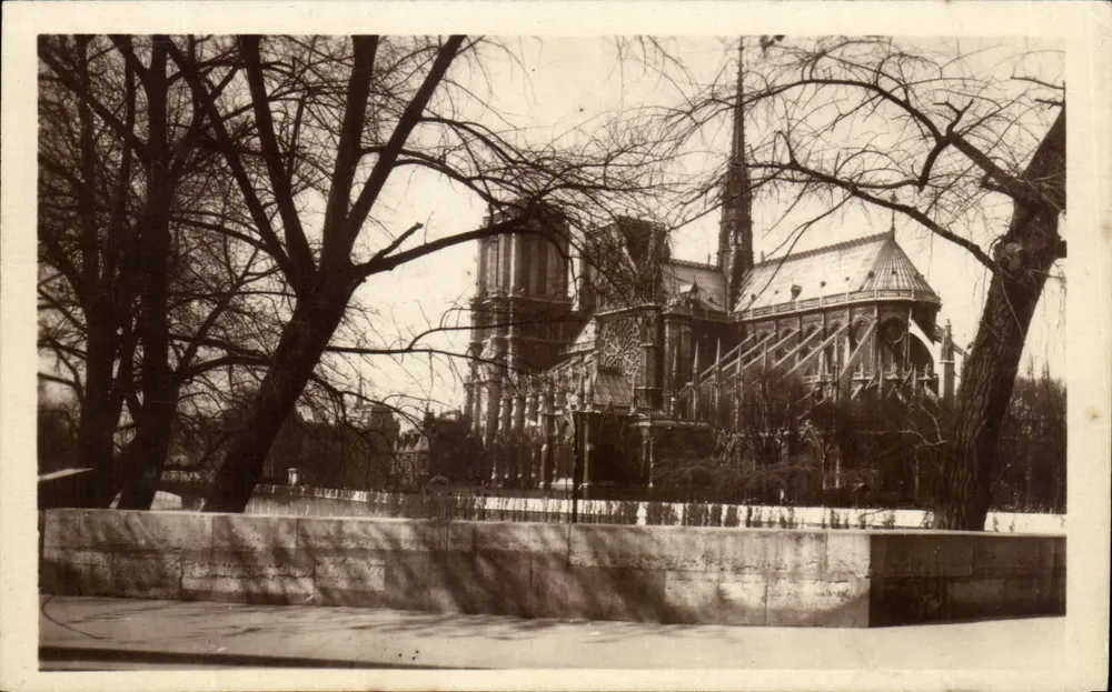 Parigi - Cattedrale di Notre-Dame — vista dalla piazza della Repubblica — editore P. Flebury, Parigi - Recto