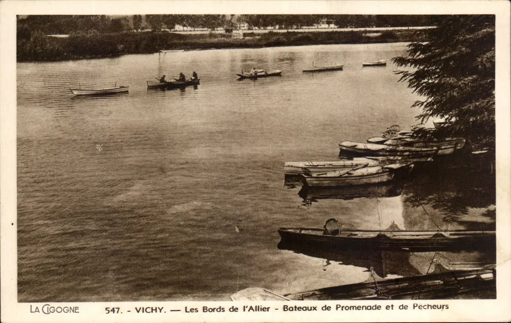 Vichy — Die Ufer des Allier — Touristen- und Fischerboote - Vorderseite
