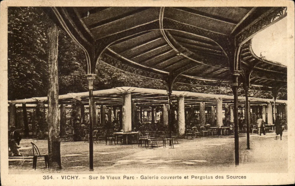 Vichy — Im Alten Park — Überdachte Galerie und Pergolen der Quellen — Verlag La Cigogne, Nr. 354 - Vorderseite