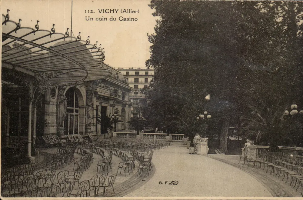 Vichy (Allier) — Um canto do Casino — B.F. n°112 - Frente