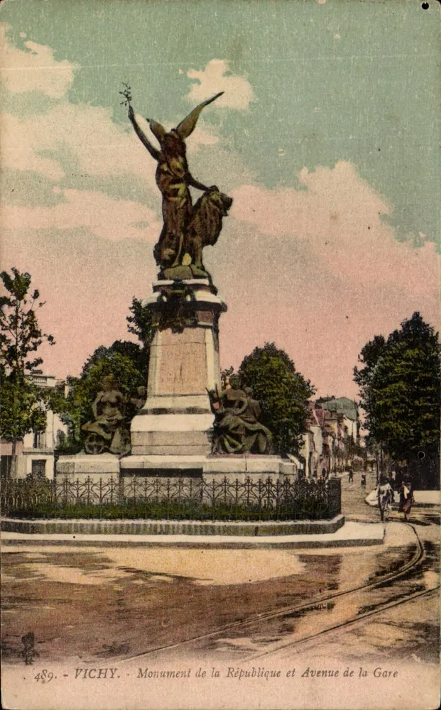 Vichy — Monument de la République und Avenue de la Gare — Verlag Vichy, n° 489 - Vorderseite