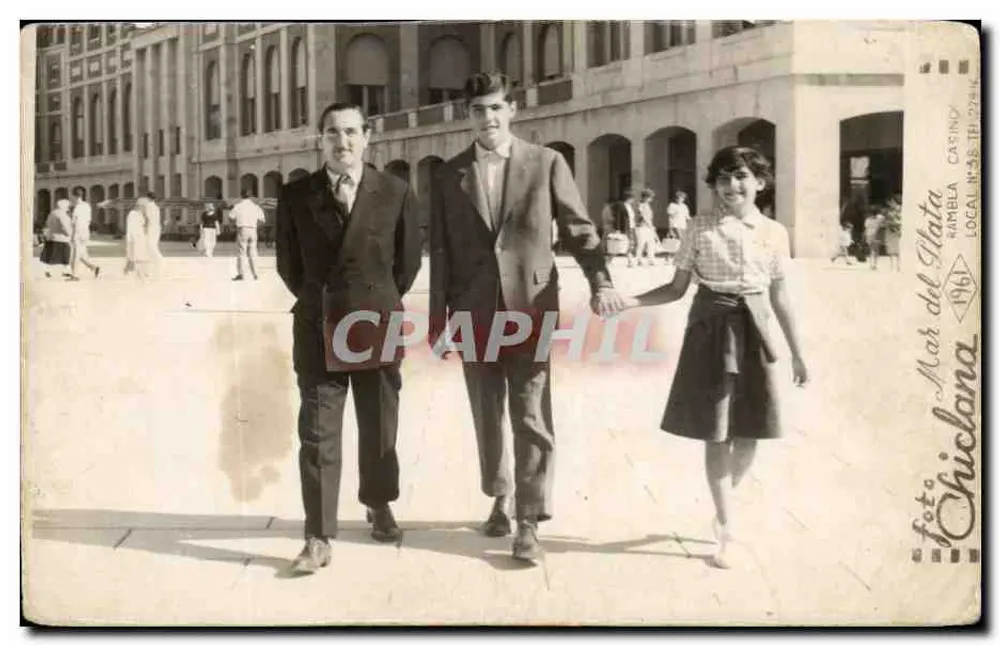 Drei Jugendliche vor einem öffentlichen Gebäude — Straßenaufnahme — Verlag Foto Mar del Plata, n° 2744 - Vorderseite