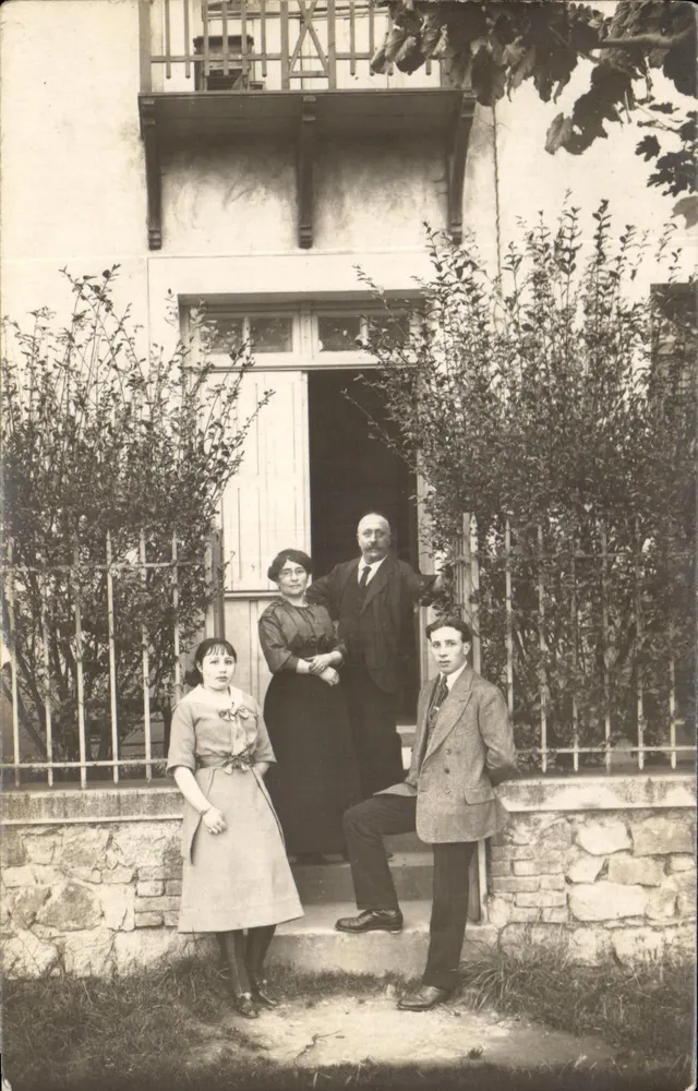 Familie vor einem Haus — Lyon — Verlag F. Pacalet, Nr. 246 - Vorderseite