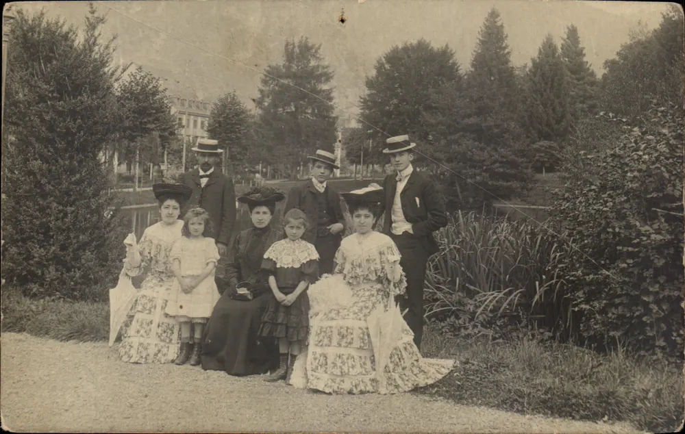 Famille en tenue d'époque — groupe posant dans un parc — éditeur non visible - Frente