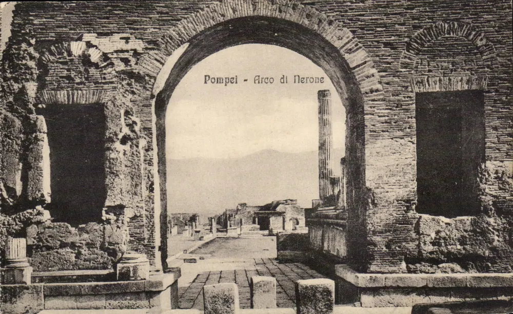 Pompeia - Arco de Nerone — vista das ruínas através do arco, editor Domenico Trampetti, n° 15107 - Frente