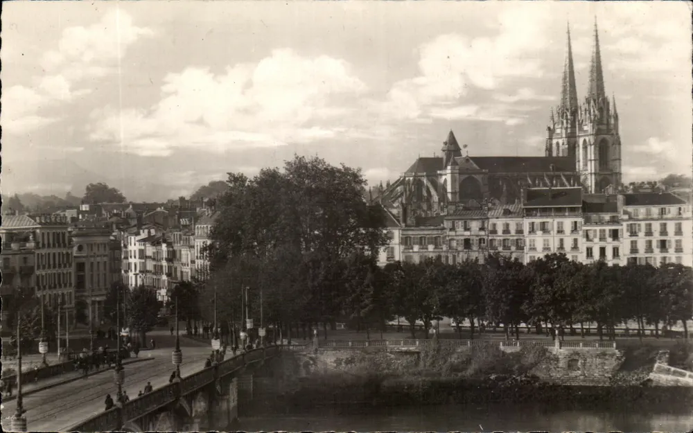 Bayonne - A Esplanada do Réduit — vista da catedral e do ponte — Edições O.P. Paris - Frente