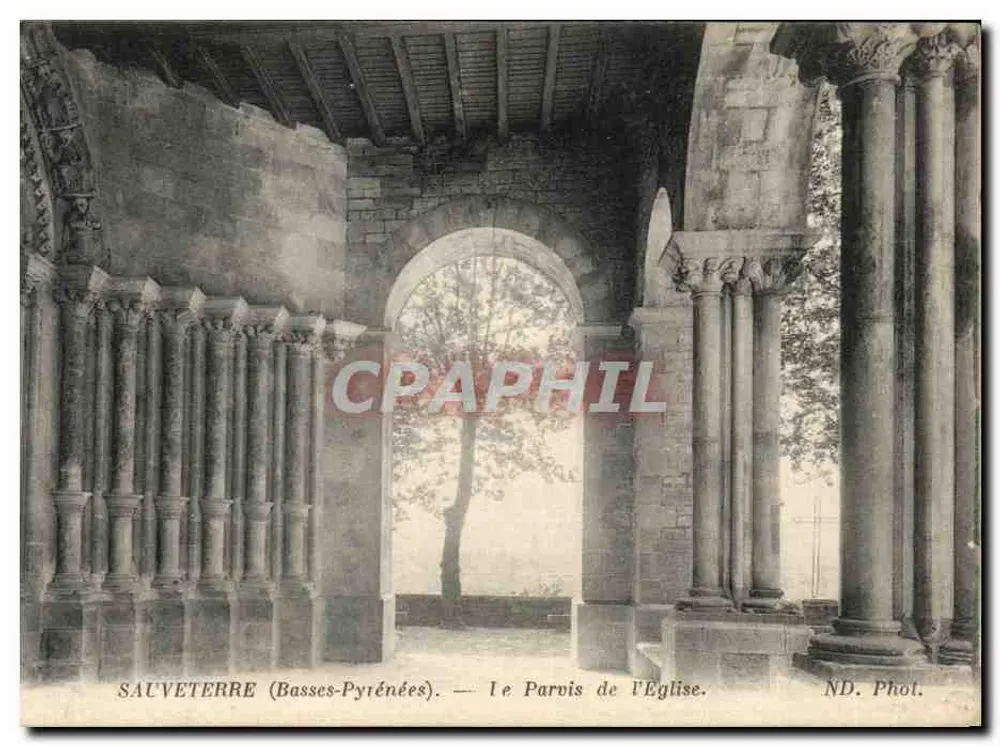 Sauveterre (Baixas-Pirineus) — O Pátio da Igreja — ND. Fot. - Frente