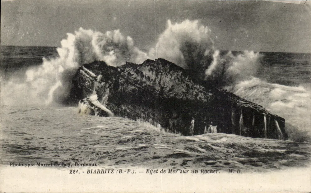 Biarritz (B.-P.) — Efeito do Mar sobre uma Rocha — Fototipia Marcel Delboy, Bordeaux, n°224 - Frente