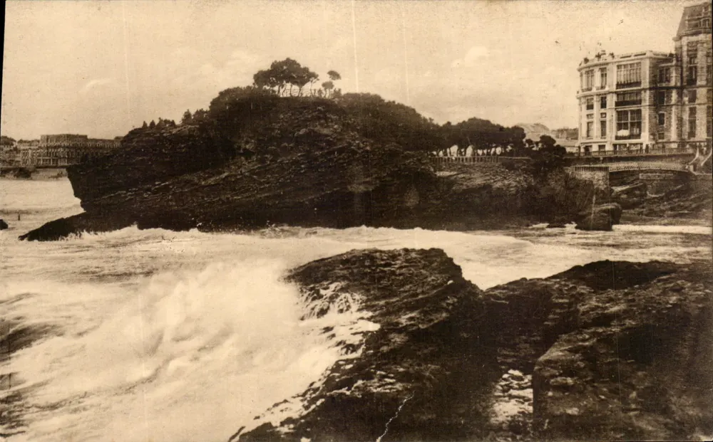 Biarritz (B.-P.) — Ansicht des Rocher du Bastia und der Rotonde de Bellevue — Phototypie Marcel Delaunay, Bordeaux - Vorderseite