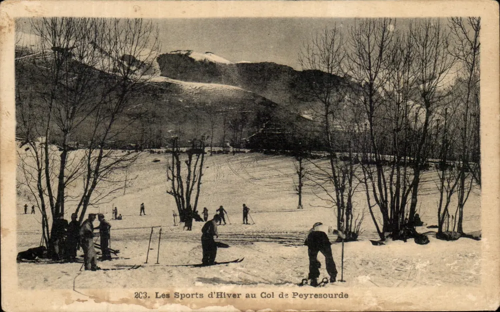 Winter-Sport am Col de Peyresourde — Ansicht von Skifahrern in einem verschneiten Landschaftsbereich — Verlag 'Compagnie des Établissements d'Art - Toulouse' n° 2C3 - Vorderseite