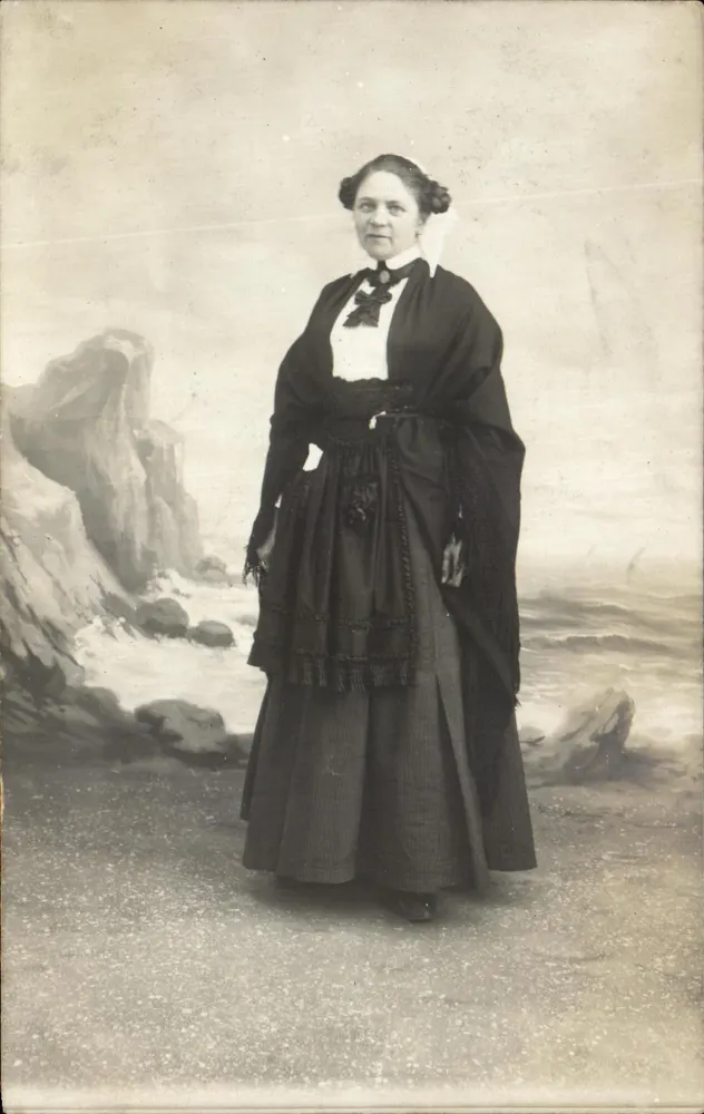Frau in dunktem Kleid — Küstenlandschaft — B. Caillicemino, Paris - Vorderseite