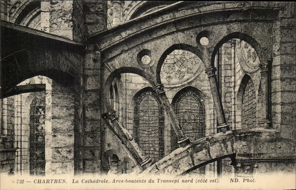 Chartres — Die Kathedrale. Strebepfeiler des nördlichen Querbaus (östlicher Teil) — ND. Phot. n°732 - Vorderseite