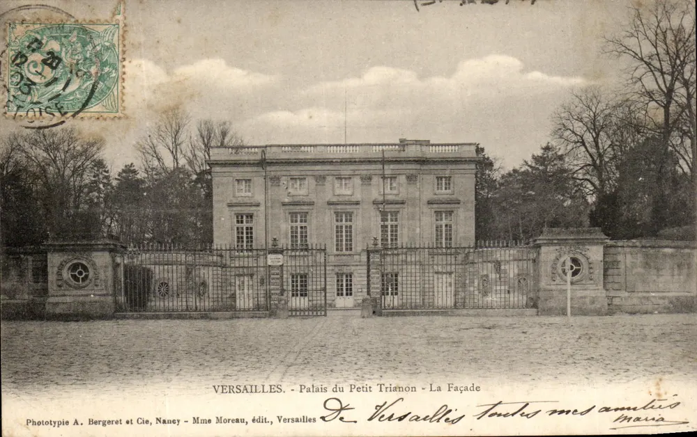 Versailles - Palácio do Petit Trianon - A Fachada — Fototipia A. Bergeret e Cie, Nancy — Mme Moreau, editora, Versailles - Frente