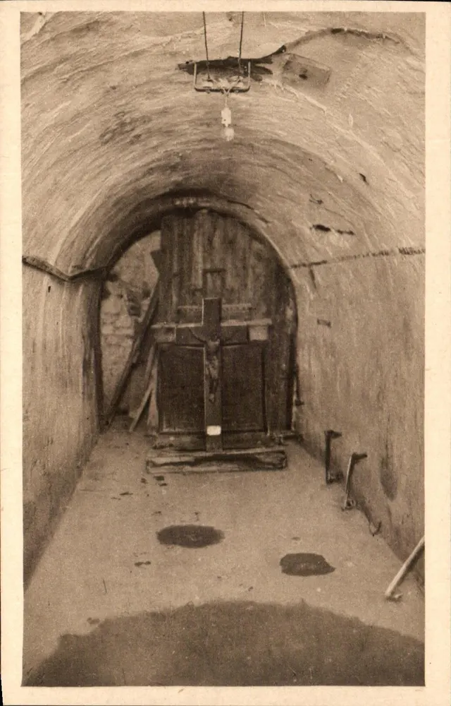 Fort Vaux — Kapelle, in der die Deutschen die französischen Fahnen fünf Monate lang respektierten — - Vorderseite