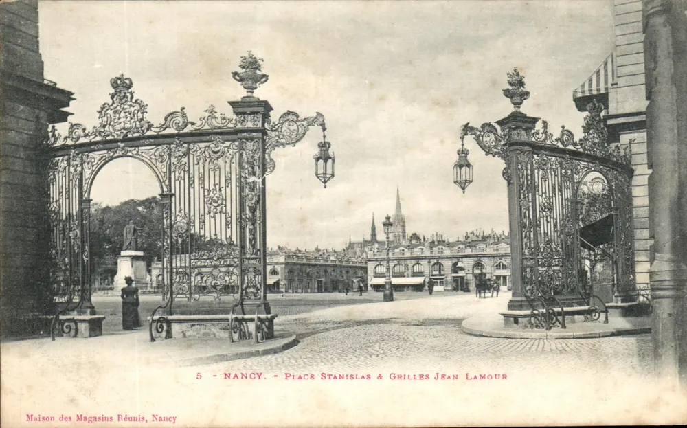 Nancy - Place Stanislas & Grilles Jean Lamour — Maison des Magasins Réunis, Nancy - Frente