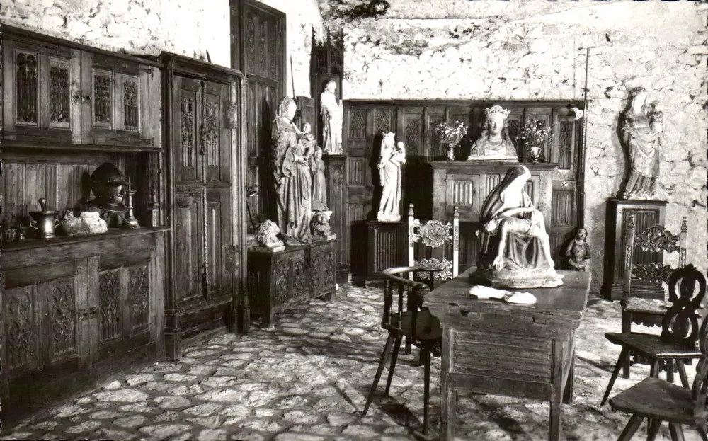 Gotische Halle — Jungfrauen des 14., 15. und 16. Jahrhunderts — Museum der Starken Haus Reignac in Tursac (Dordogne) - Vorderseite