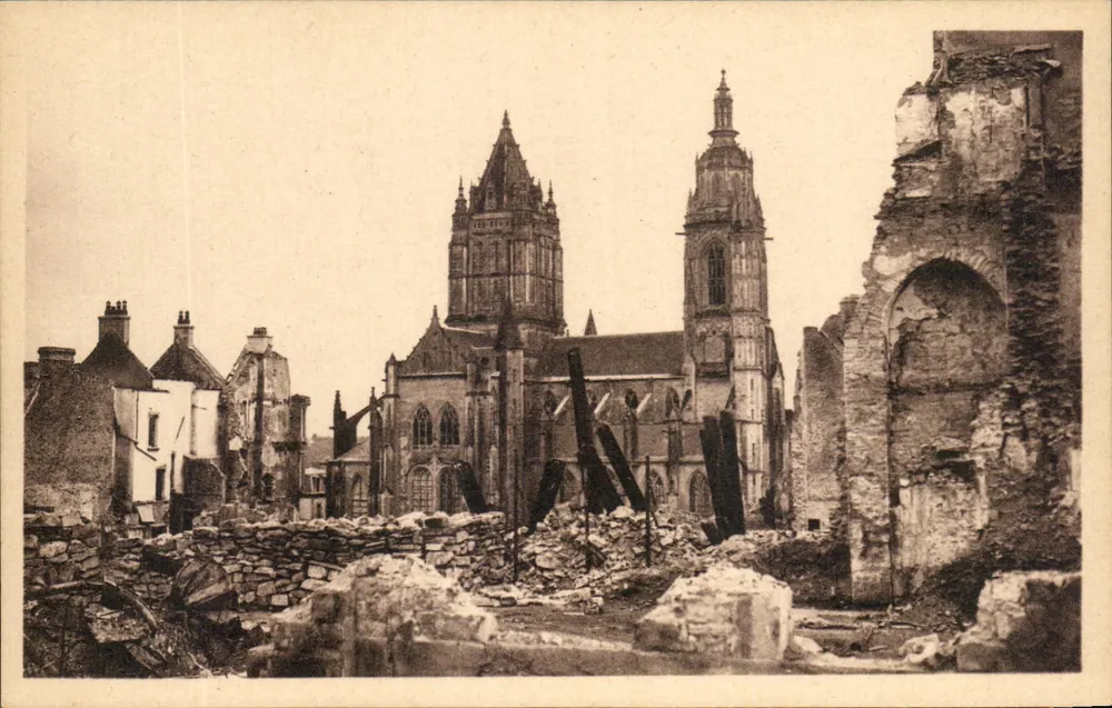 Coutances — Ruinen der Kirche Saint-Pierre — Cx des Arts Photomécaniques, Paris - Vorderseite