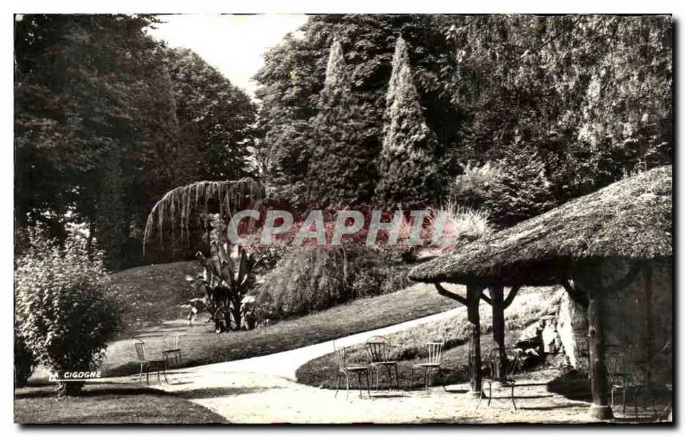 Garten der Storch — Blick auf einen Park mit Strohdachhütte und Allee — Verlag Cigogne - Vorderseite