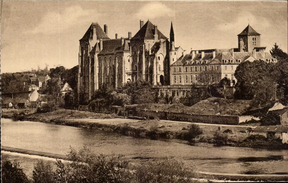L'Abbaye Saint-Pierre de Solesmes von der Coteau aus gesehen — J. Maliton, phot., Sablé - Vorderseite