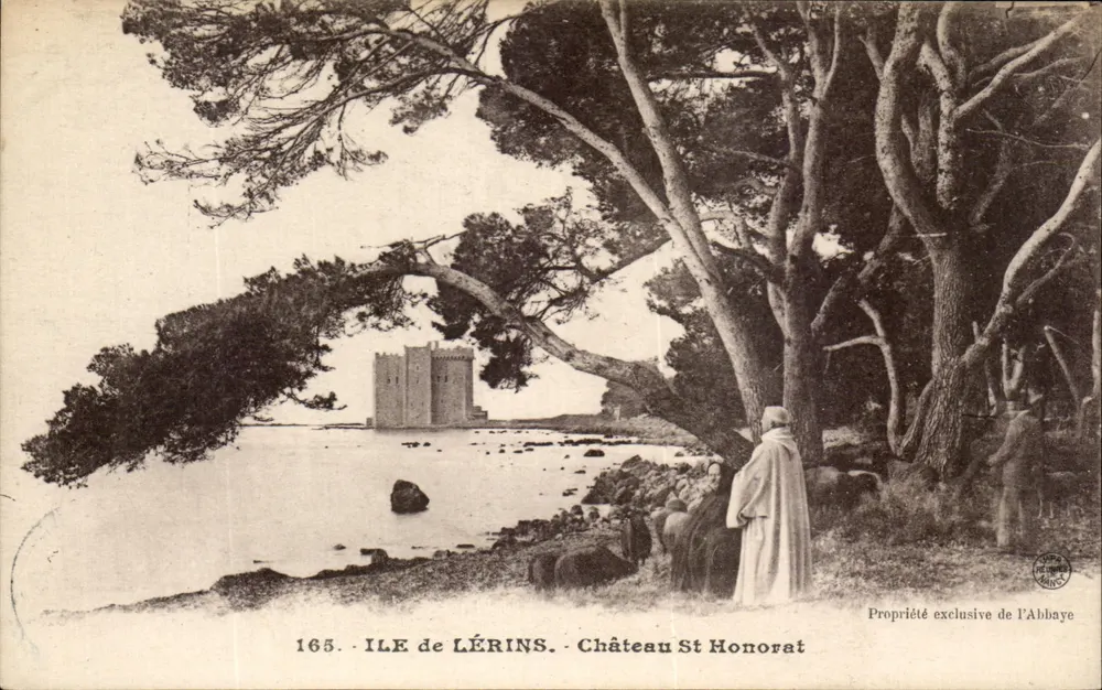 Ilha de Lérins - Castelo de Saint-Honorat — Propriedade exclusiva da Abadia - Frente