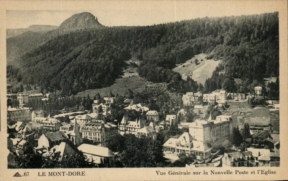 Le Mont-Dore — Allgemeine Ansicht der neuen Post und Kirche — Cie des Arts Photomécaniques, Paris, n°67 - Vorderseite