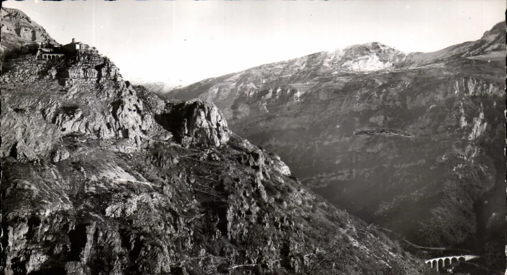 Gourdon und die Brücke des Loups — Côte d'Azur — Raymond Editions, Nice - Vorderseite