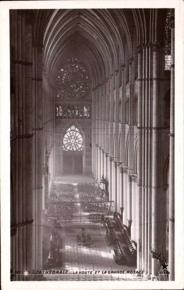 Kathedrale — Die Gewölbe und die große Rose — Étoule - Vorderseite
