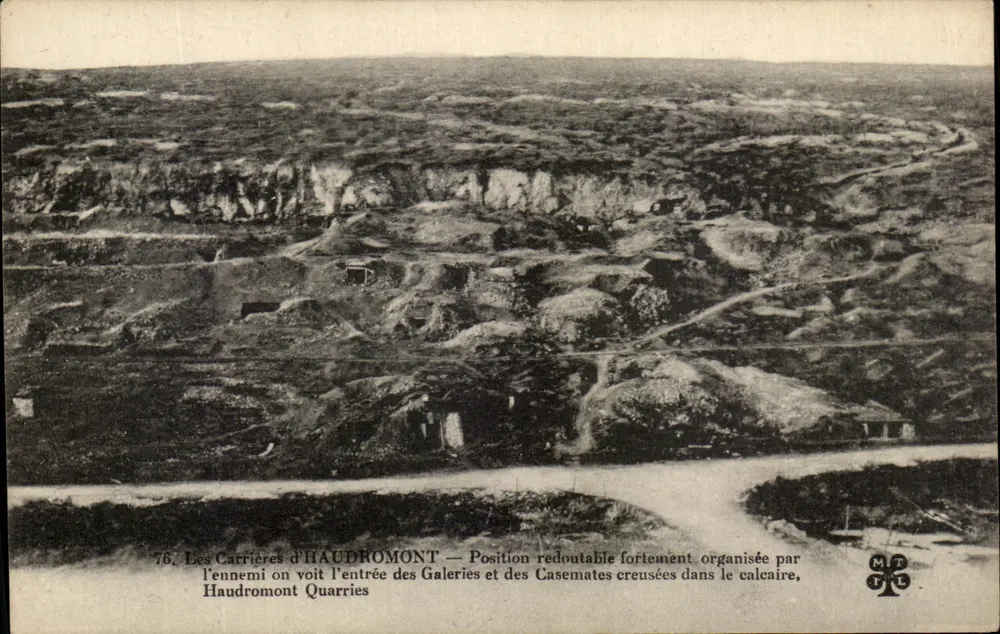 Les Carrières d'HAUDROMONT — Position redoutable fortement organisée par l'ennemi on voit l'entrée des Galeries et des Casemates creusées dans le calcaire, Haudromont Quarries - Frente