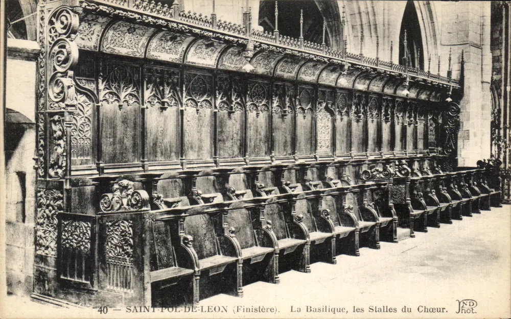 Saint-Pol-de-Léon (Finistère) — A Basílica, as Stalles do Coro — ND hot. - Frente