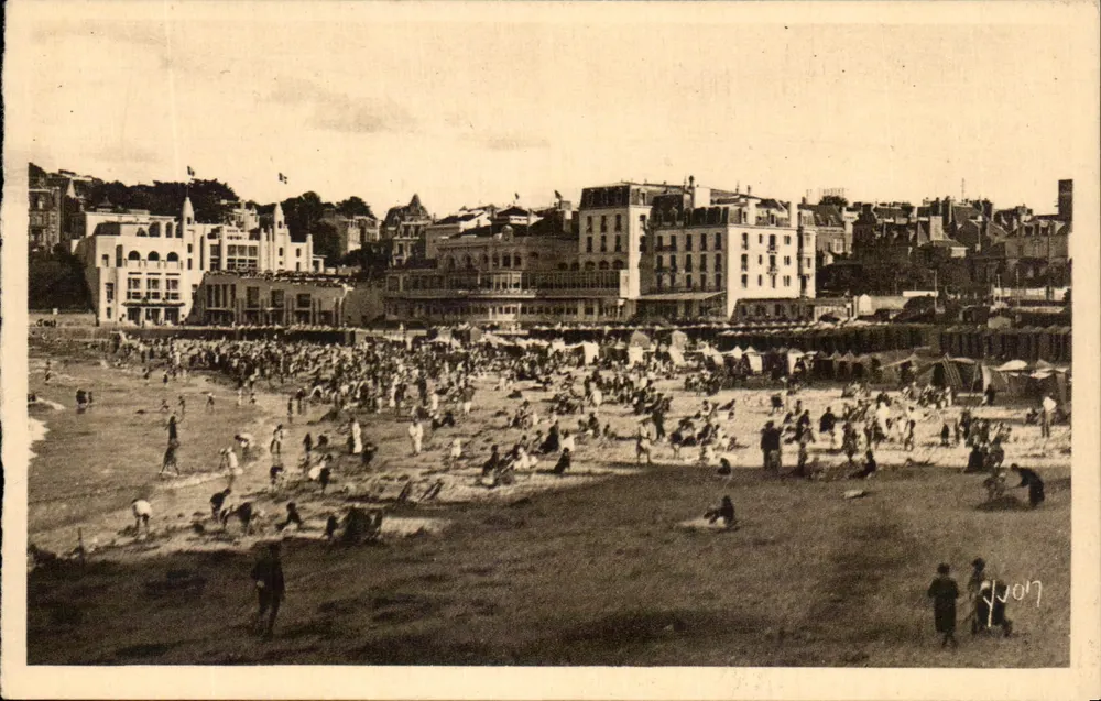 Dinard — Ansicht der Strandpromenade zur Badezeit — Les Éditions d'Art YVC, Paris - Vorderseite