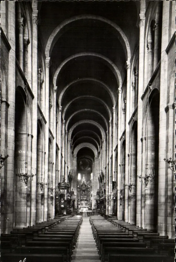 Toulouse, Basilique Saint-Sernin — Mittelteil der Kirche vor dem Chor und dem Hauptaltar (12. Jahrhundert) - Vorderseite