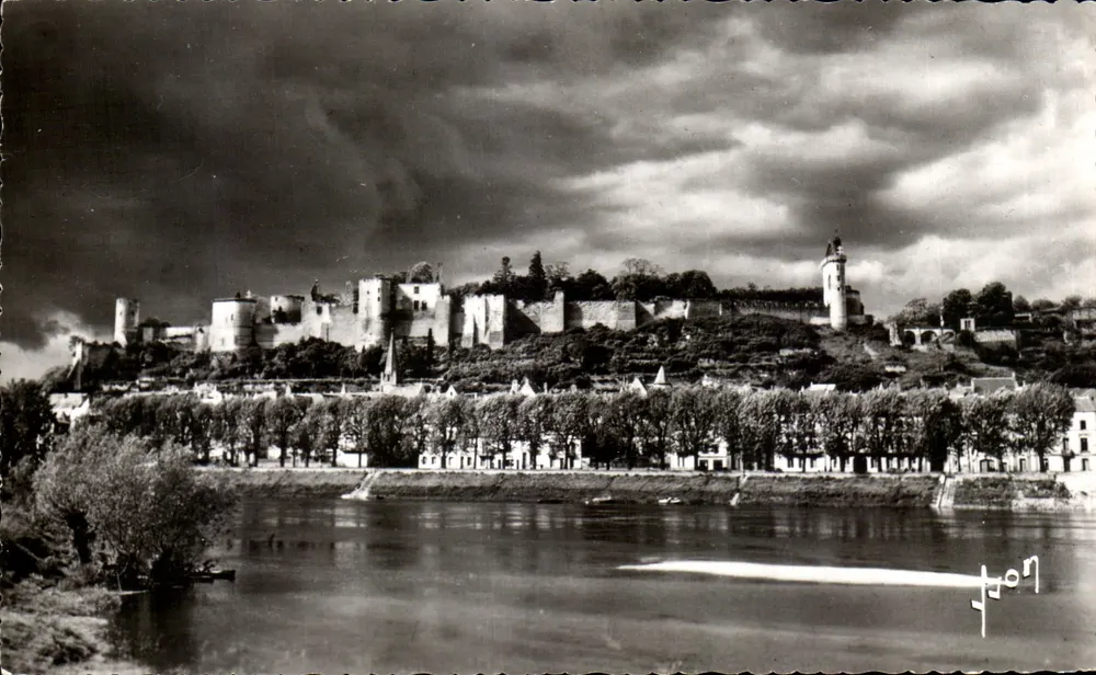 Chinon (Indre-et-Loire) — Allgemeiner Blick auf den Schloss über der Vienne — Les Editions d'Art, Paris - Vorderseite
