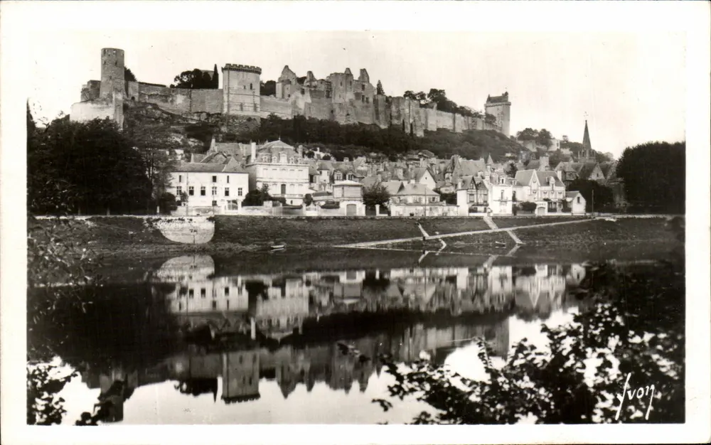 Chinon (Indre-et-Loire) — Der Schlossblick von den Ufern der Vienne — Kunstausgabe 'YVON' - Vorderseite