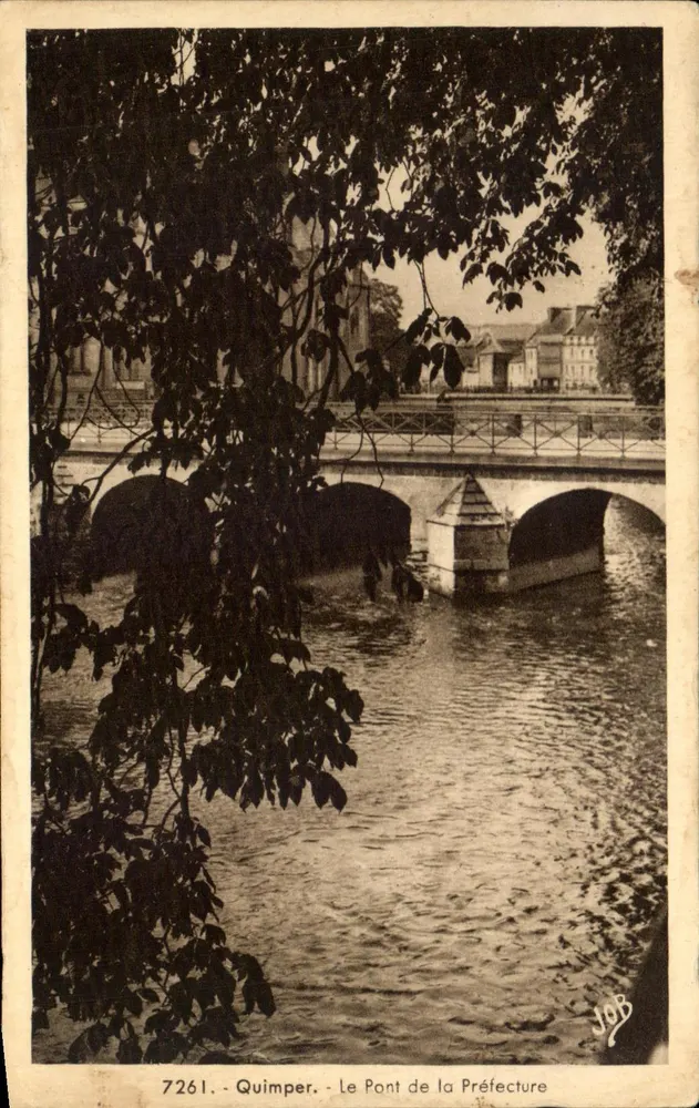 Quimper - Le Pont de la Préfecture — vue du pont en pierre avec arches et balustrade, éditeur JOB, n° 7261 - Frente