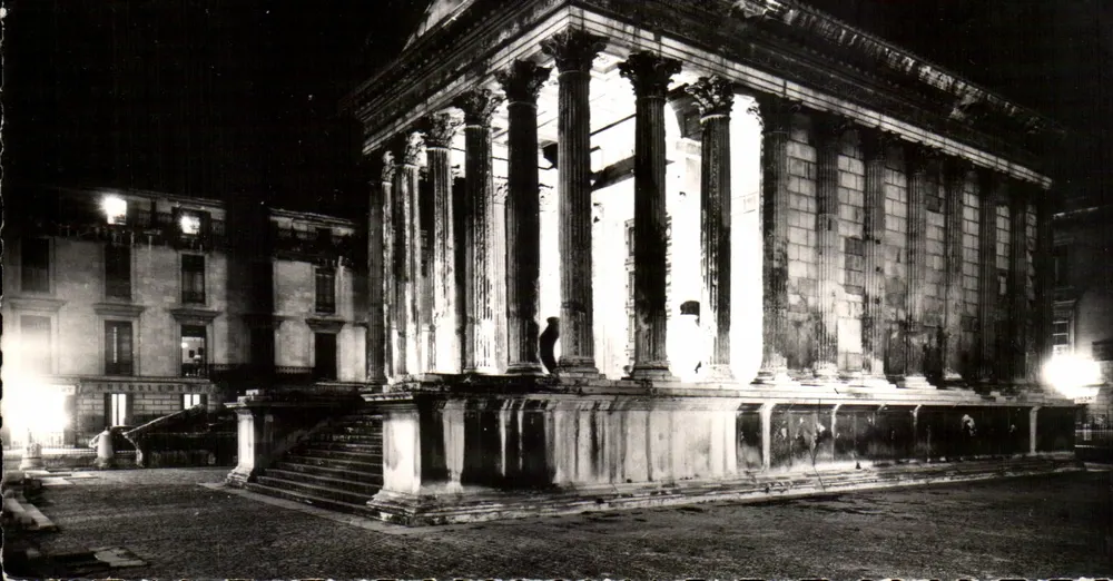 Nîmes - A Maison Carrée iluminada — Bilhete postal antigo N°166-5, editada por R. RAIL - Frente