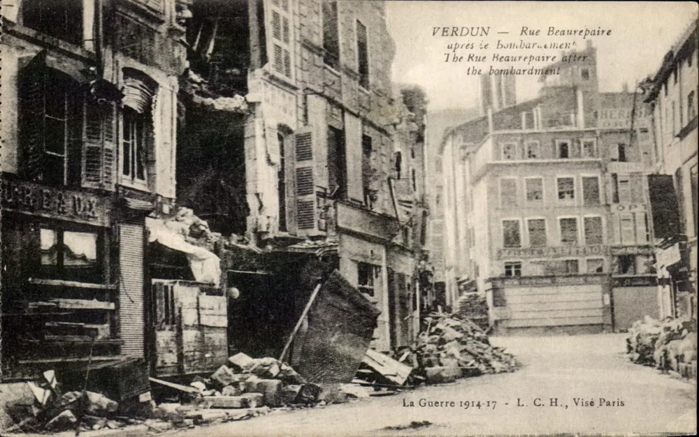 Verdun — Ansicht der Rue Beaurepaire nach dem Bombenangriff — L. C. H., Visé Paris - Vorderseite