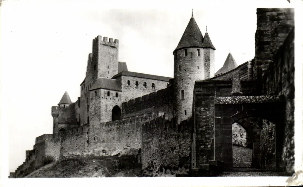 Carcassonne — Vorgate der Porte d'Aude — Westseite der Mauern — Edition d'Art Bel'France, Caen - Vorderseite