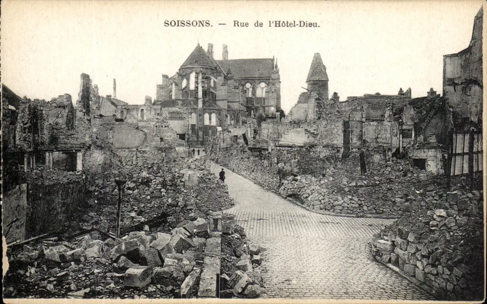 Soissons — Straße des Hôtel-Dieu. Ruinen nach dem Krieg. - Vorderseite