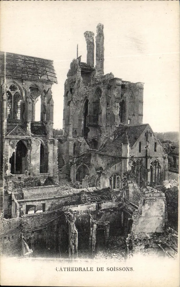 Catedral de Soissons — ruínas após destruição — editor não visível - Frente