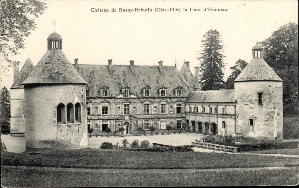 Schloss Bussy-Rabutin (Côte-d'Or) — die Cour d'Honneur — L. Hudson, Paris - Vorderseite