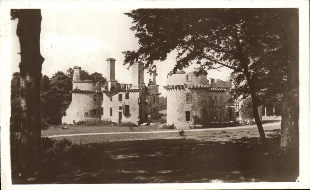 Château de Kergounadeach — ruines avec cheminées et arbres — éditeur : Éd. et Impr. Républicains, Rue Lattelier, Paris - Vorderseite