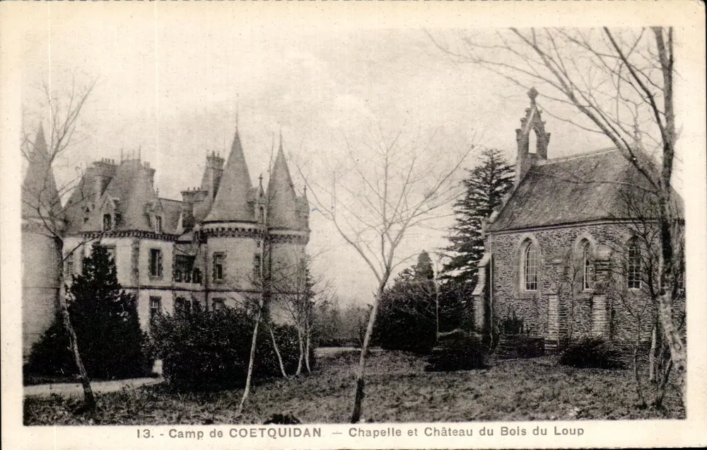 Camp de Coetquidan — Kapelle und Schloss Bois du Loup — J. Berthaus, Fotografie Bellevue Coetquidan - Vorderseite