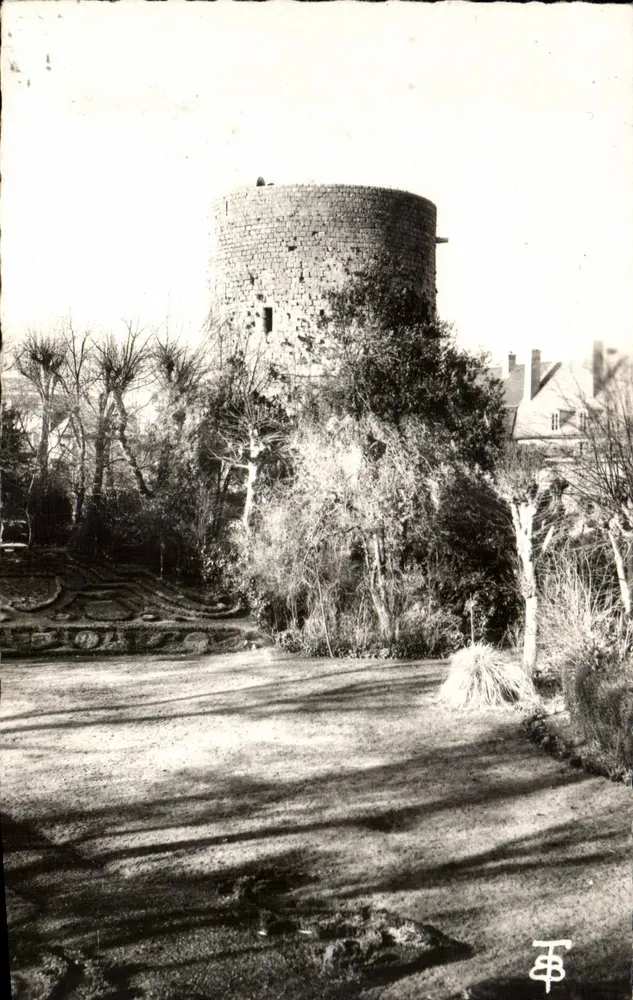 Dourdan (S.-et-O.) — Castelo, início do XIII — Cour d'armes. O Donjon — Foto B. Du Boullay - Frente