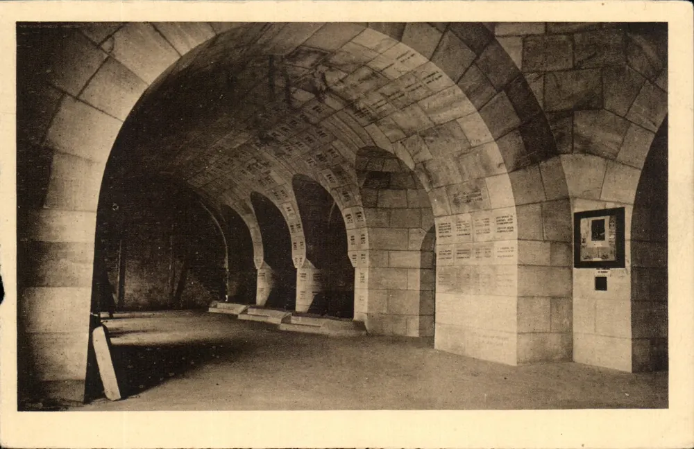 Ossuário e Farol de Douaumont — Claustro dos Túmulos, lado esquerdo do Monumento — Héliogravure Réunies de Nancy - Frente