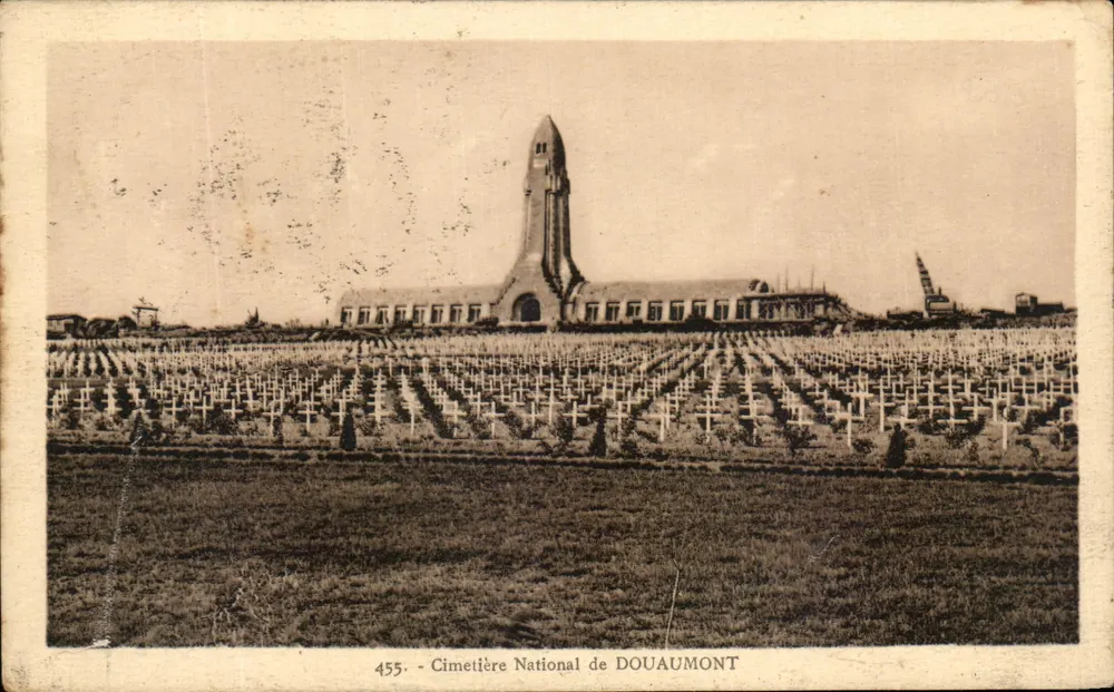 Cimetière National de Douaumont — vue du monument et des tombes — éditeur VERDUN ÉDITIONS n°455 - Frente
