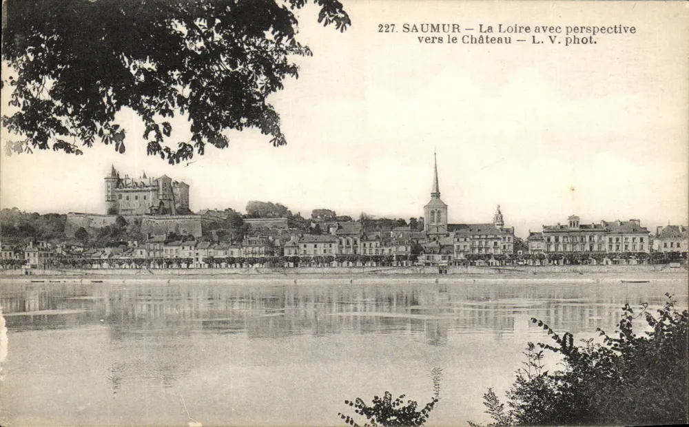 Saumur — A Loire com perspectiva para o Castelo — L. V. fot. - Frente