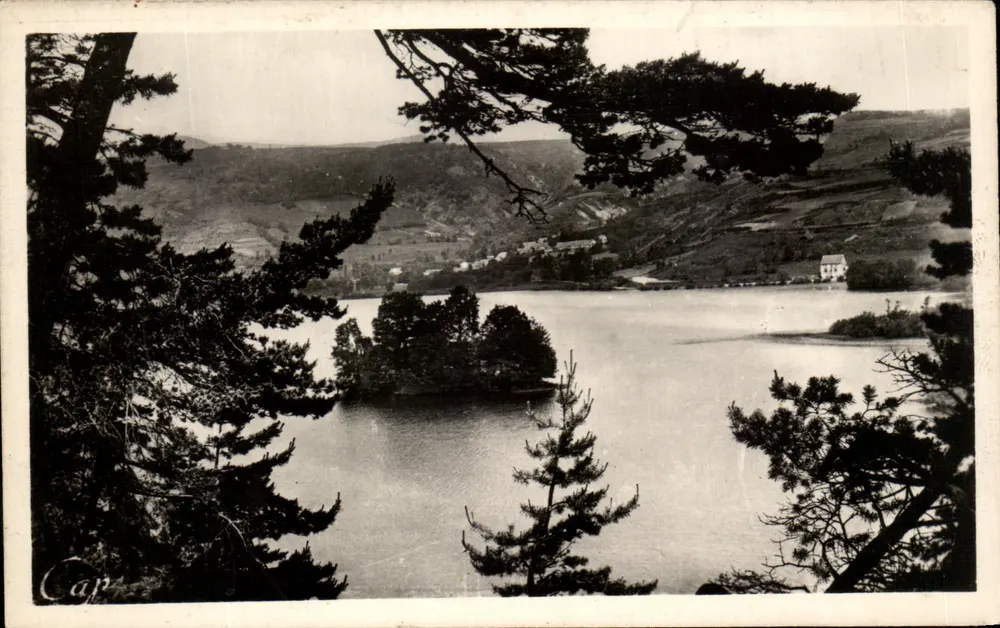 O Lago Chambon — vista dos pinheiros — C.A.P. (50) MIUROLS - Frente