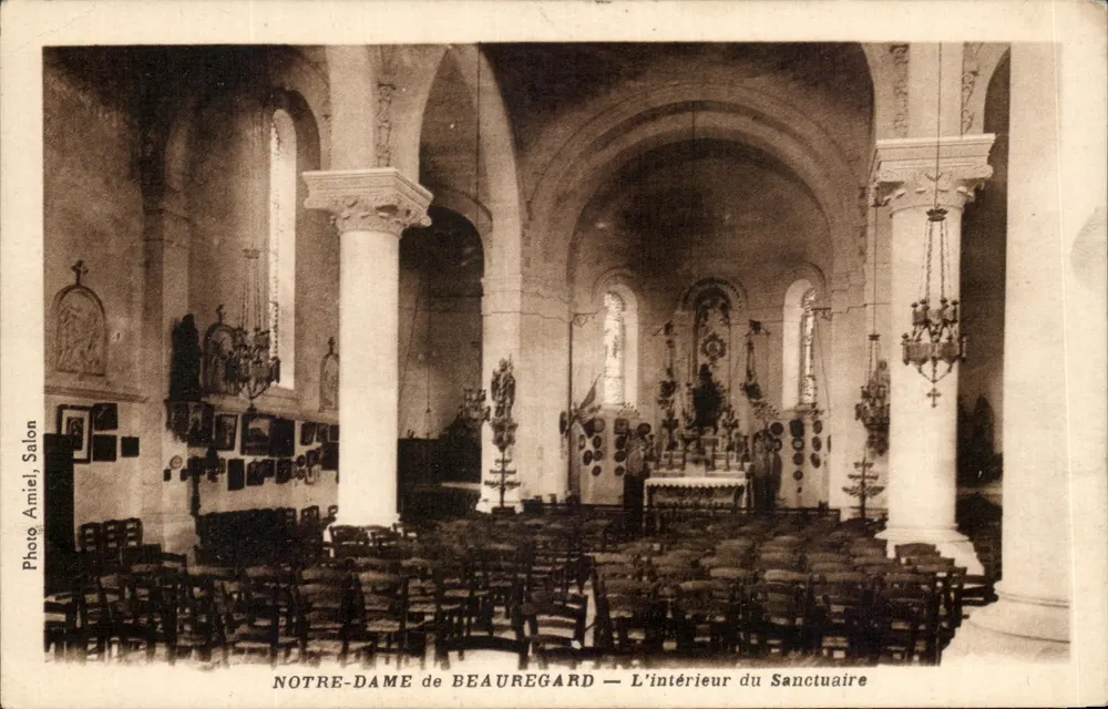 NOTRE-DAME de BEAUREGARD — Das Innere des Heiligtums — Foto Amiel, Salon - Vorderseite