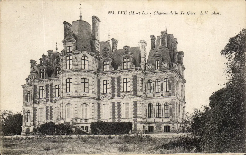 LUE (M.-et L.) — Château de la Truffière — L.V. phot. - Frente