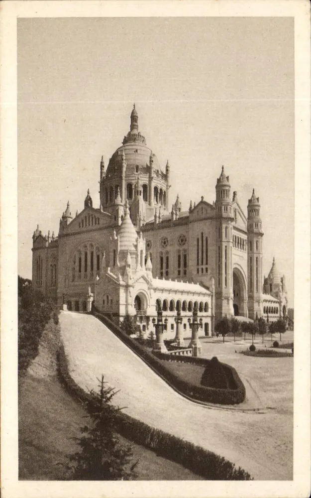 A Basílica de Lisieux — Perspectiva da entrada do parvis — Drasger-Paris - Frente